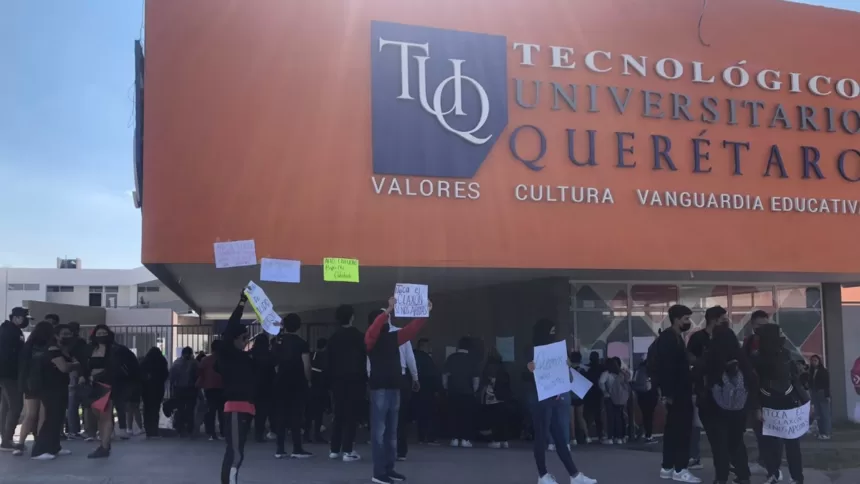 Estudiantes del Tecnológico Universitario de Querétaro se van a paro