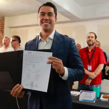 Recibe Felifer Macías constancia de mayoría como próximo alcalde de Querétaro