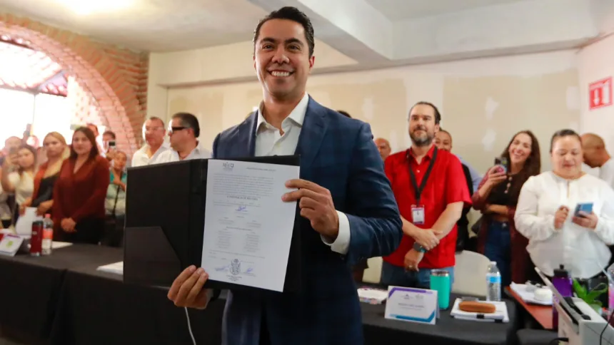 Recibe Felifer Macías constancia de mayoría como próximo alcalde de Querétaro