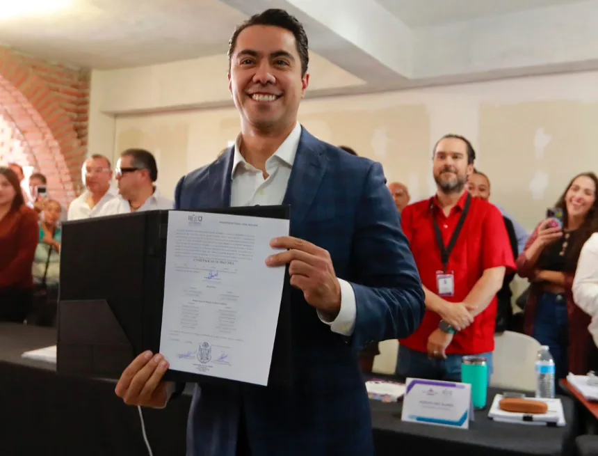 Recibe Felifer Macías constancia de mayoría como próximo alcalde de Querétaro